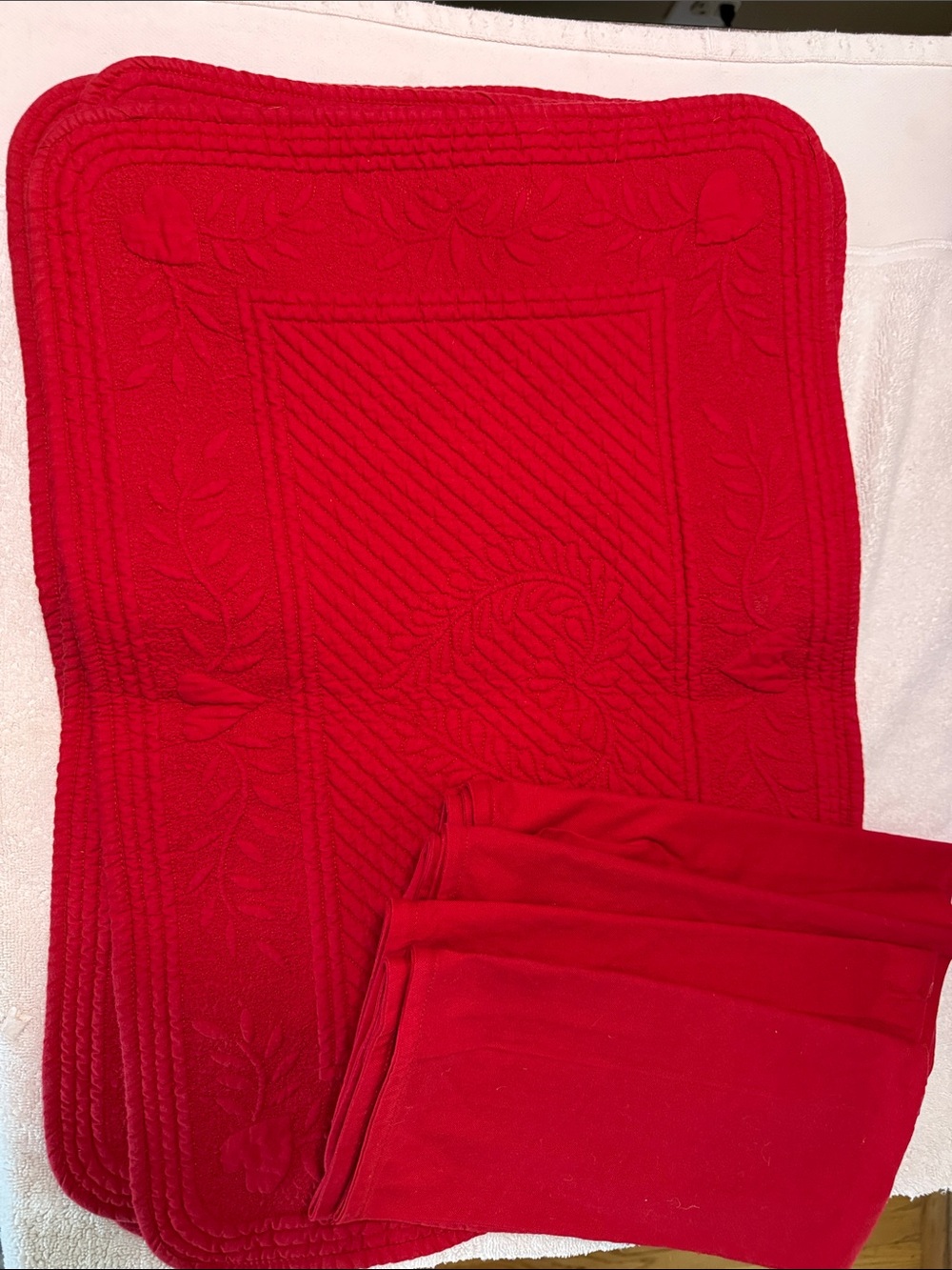 4 placemats and 4 napkins in red with center heart motif